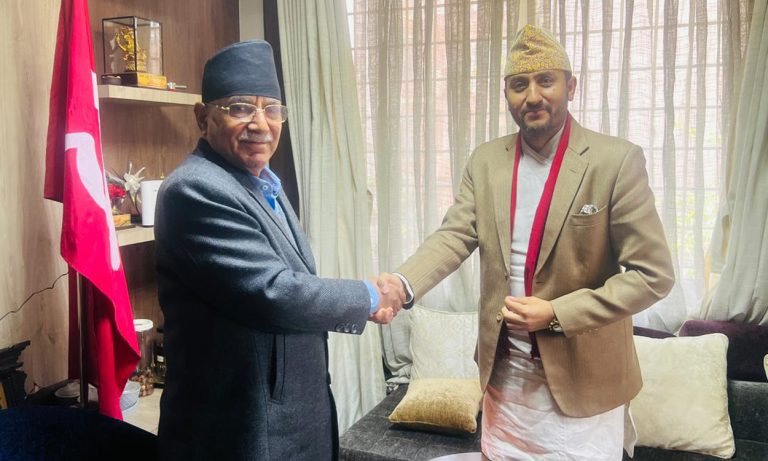 प्रचण्ड भेट्न हात्तीबन पुगे सञ्चारमन्त्री