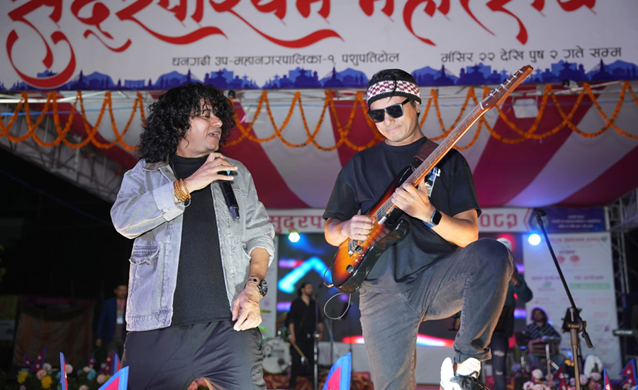 हजारौं दर्शकमाझ धनगढीमा गुञ्जियो ‘प्रमोद एण्ड परम्परा’ (तस्वीर)