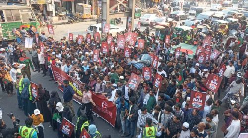 हसिनालाई फिर्ता पठाउन माग गर्दै ढाकामा भारतविरुद्ध प्रदर्शन