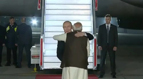 दिल्ली पुगे पुटिन, स्वागतका लागि विमानस्थमै पुगे मोदी