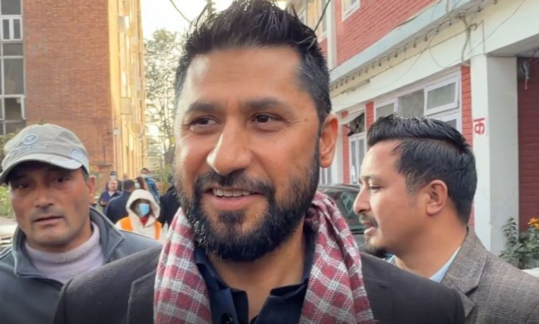 ओलीलाई व्यंग्य गर्दै लामिछानेले भने: गुन तिर्न अदालत धाउँदैछु