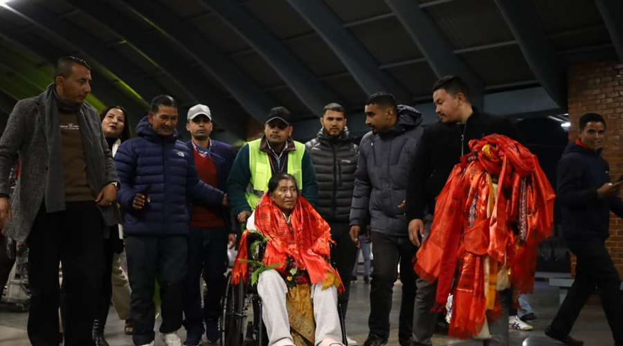 जेनजी आन्दोलनमा जलेर घाइते भएकी झलनाथ पत्नी उपचारपछि सकेर स्वदेश फिर्ता