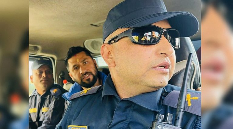 चितवन पुगे रवि लामिछाने, स्थलमार्गबाट भैरहवा प्रस्थान