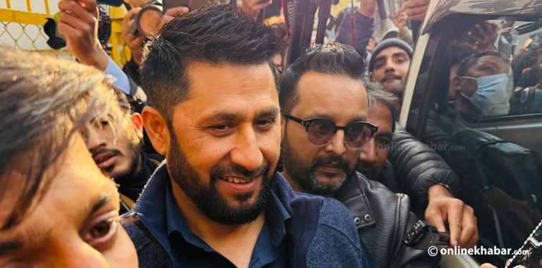 रविलाई प्रश्न- घण्टी बजाउने कि लौरो टेक्ने ?, जवाफमा भने- समयले बताउला