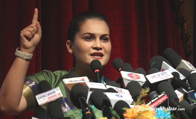 राजनीतिमा होमिएकी सेलिब्रेटी रीमा, भन्छिन् : देश बनाउन साथ दिनूस