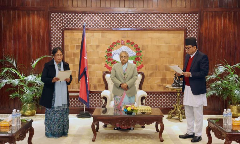 योजनाका आयोगका उपाध्यक्ष र सदस्यले लिए शपथ