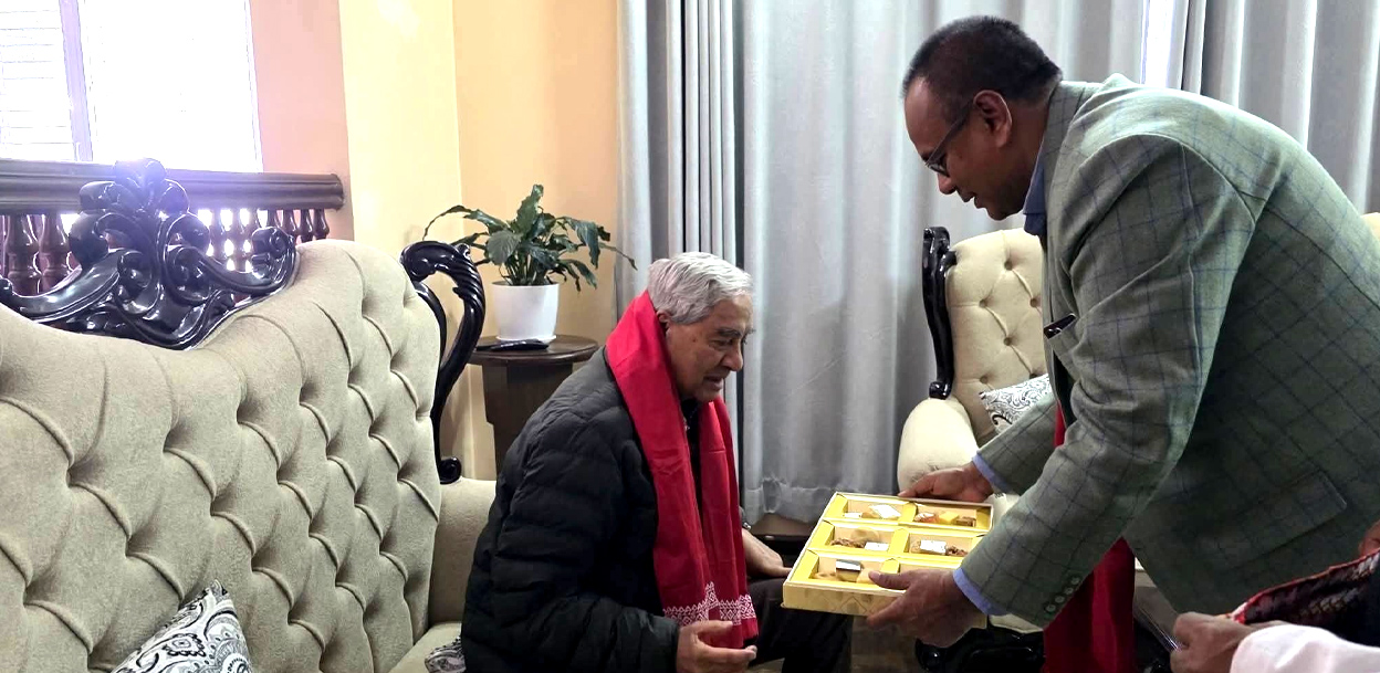 देउवालाई भेटेर मधेशका नवनियुक्त मुख्यमन्त्री यादवले खुवाए मिठाइ