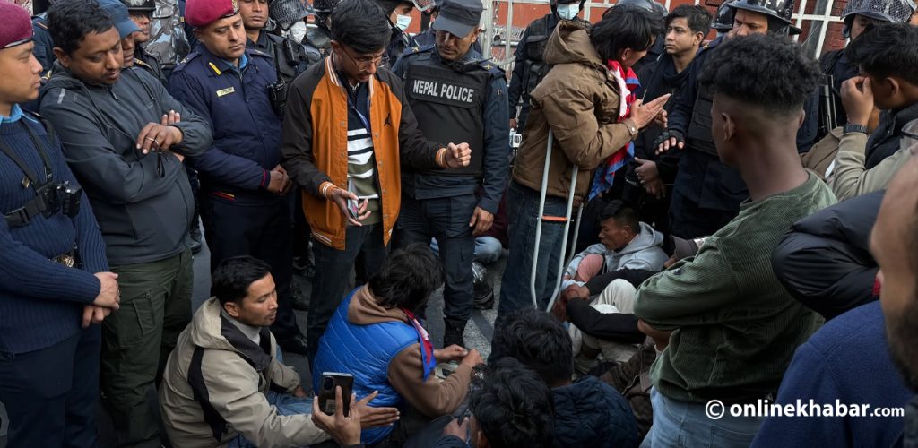 सिंहदरबार गेटमा जेनजी घाइते युवाको धर्ना