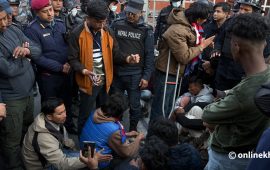 सिंहदरबार गेटमा जेनजी घाइते युवाको धर्ना