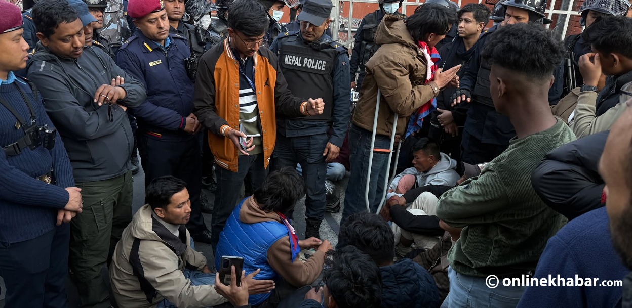 सिंहदरबार गेटमा जेनजी घाइते युवाको धर्ना