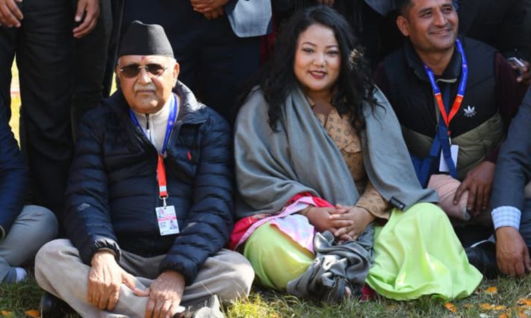 ज्योती मगरसँगै बसेर भोट माग्दैछन् केपी ओली