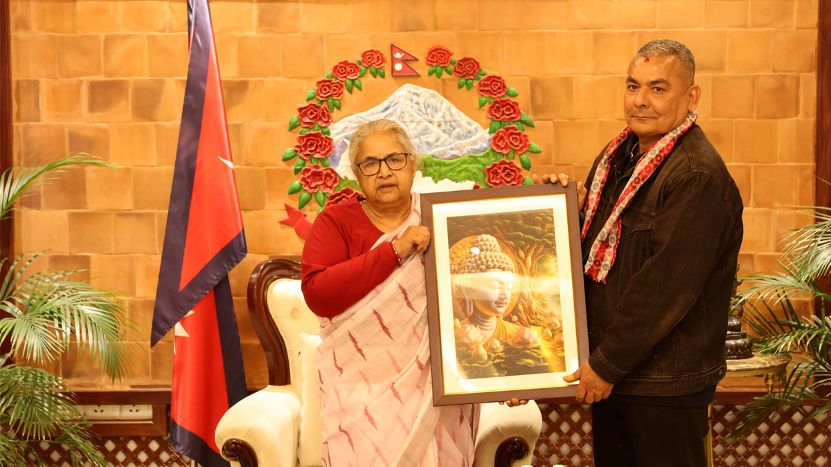 प्रधानमन्त्रीले दुर्गा प्रसाईंलाई बुद्धको फोटो दिंदै भनिन् – शान्ति स्थापनाको बाटो निर्वाचन हो