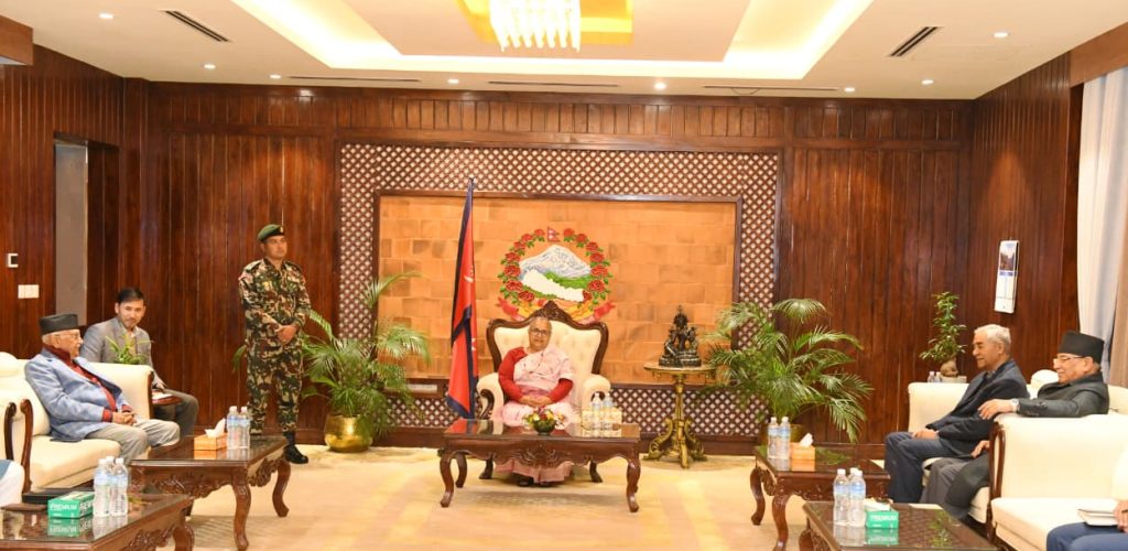 बालुवाटारमा प्रधानमन्त्रीसँग देउवा, ओली र प्रचण्डको छलफल