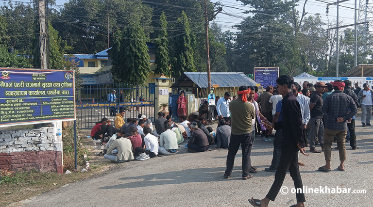 ट्राफिक प्रहरी कार्यालय पथलैया अगाडि ट्रक चालकहरूको धर्ना