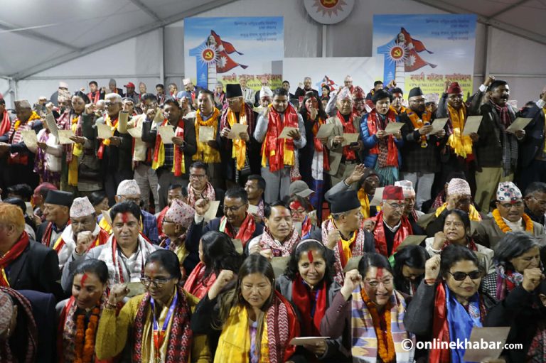 एमालेका निर्वाचित पदाधिकारी र केन्द्रीय सदस्यले लिए शपथ (तस्वीरहरू)