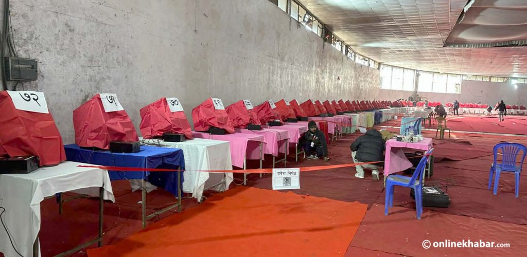 विद्युतीय भोटिङबाट नेतृत्व चुन्दैछन् एमाले प्रतिनिधि (तस्वीरहरू)