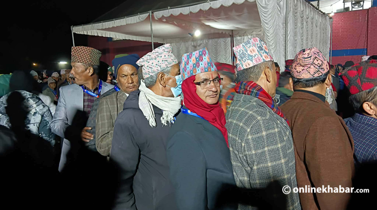 एमाले महाधिवेशन : मतदाता लाइन लागे, सुरु भएन मतदान