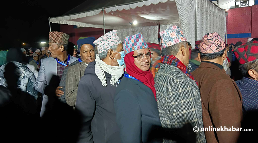 एमाले महाधिवेशन : मतदाता लाइन लागे, सुरु भएन मतदान