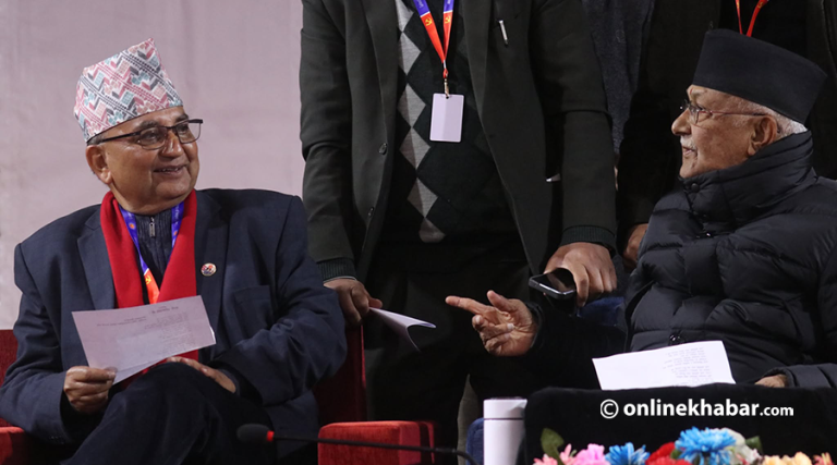 एमाले महाधिवेशन : ओली र पोखरेलले भोट हालेर सुरु गरे मतदान