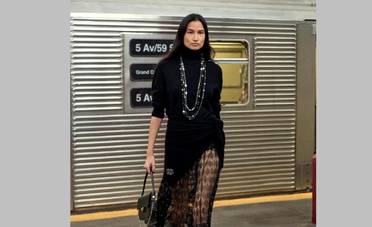 नेपाली सुपरमोडल वर्षाको छलाङ : ‘च्यानल’ को विलासी कलेक्सन लगाएर न्यूयोर्कमा वाक