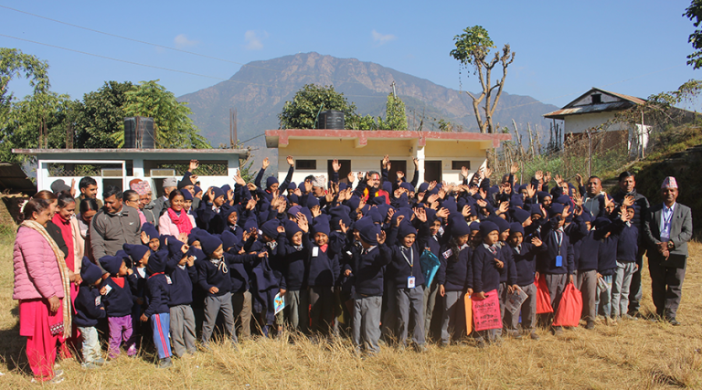 गुल्मीका १५० जना विद्यार्थीलाई न्यानो कपडा