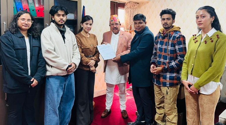 विदेशमा रहेका नेपालीलाई मताधिकार दिन दबाब बढाउँदै पढेर फर्केका युवाहरू