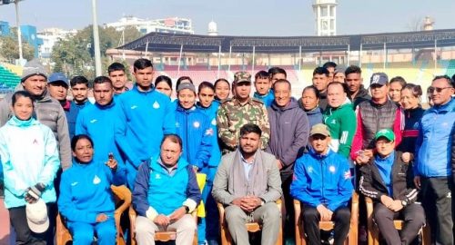 एथ्लेटिक्स खेलाडीलाई खेल सामग्री वितरण