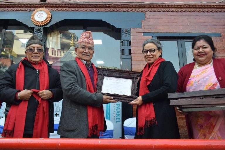 हिमालयन एभरेस्ट इन्स्योरेन्सले दियो ललितपुर-१० को स्वास्थ्य केन्द्रलाई अल्ट्रासाउन्ड मेसिन