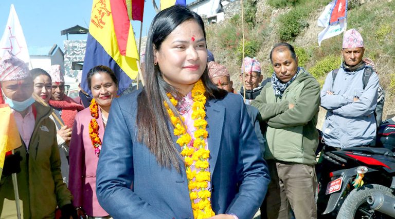 सल्यानबाट राप्रपाकी अनिसा नेपालीले गराइन् उम्मेदवारी दर्ता