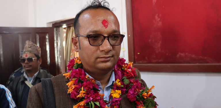 प्रतिनिधिसभामा १२ वर्षपछि आफ्नै चिह्नमा मत खसाल्दै म्याग्दी नेकपाका मतदाता