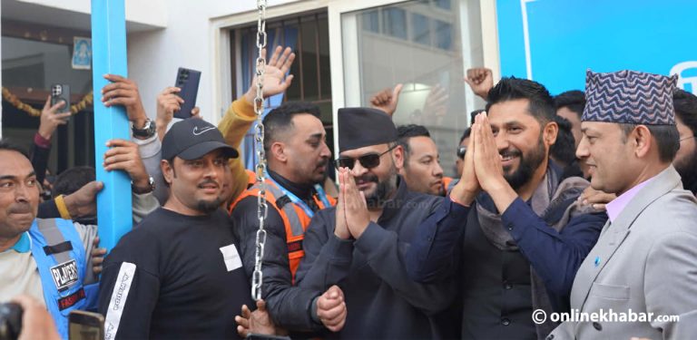 घण्टीघरमा बालेनको पहिलो पाइला (तस्वीरहरू)