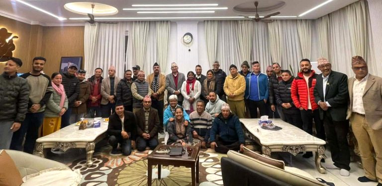 एमाले छाडेका बासुदेव भेटेपछि विष्णु पौडेलले लेखे- हामी सँगै छौं