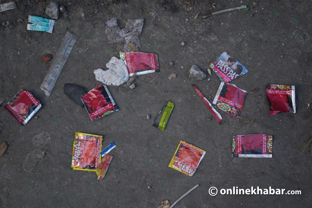 अझै प्लास्टिक प्याकेटमै सुर्ती-गुट्खा, सरकार नै टाँसिदिन्छ स्टिकर