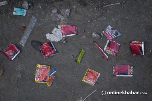 अझै प्लास्टिक प्याकेटमै सुर्ती-गुट्खा, सरकार नै टाँसिदिन्छ स्टिकर