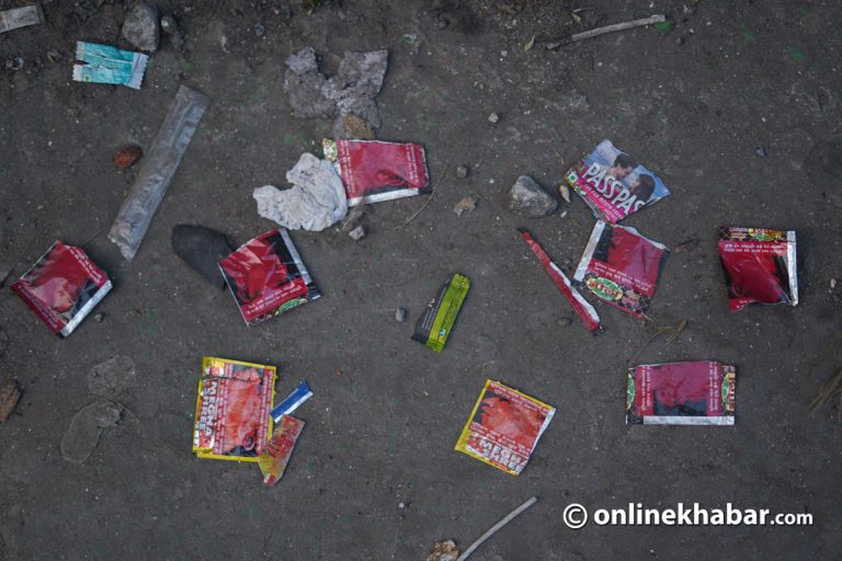 अझै प्लास्टिक प्याकेटमै सुर्ती-गुट्खा, सरकार नै टाँसिदिन्छ स्टिकर