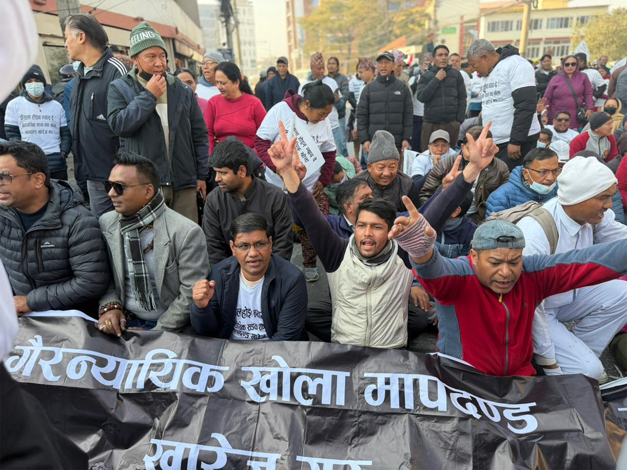 प्रदर्शनमा उत्रिए नदी किनारका बासिन्दा, नेकपाका युवा पनि सहभागी