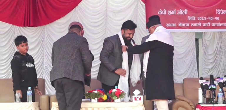 विवादित सेयर कारोबारी दीपेन्द्र अग्रवाल एमाले प्रवेश, ओलीले गरे स्वागत