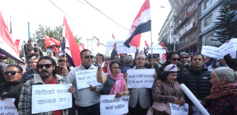 निर्वाचन आयोगको निर्णयविरुद्ध देउवा पक्षीय कार्यकर्ताको विरोध