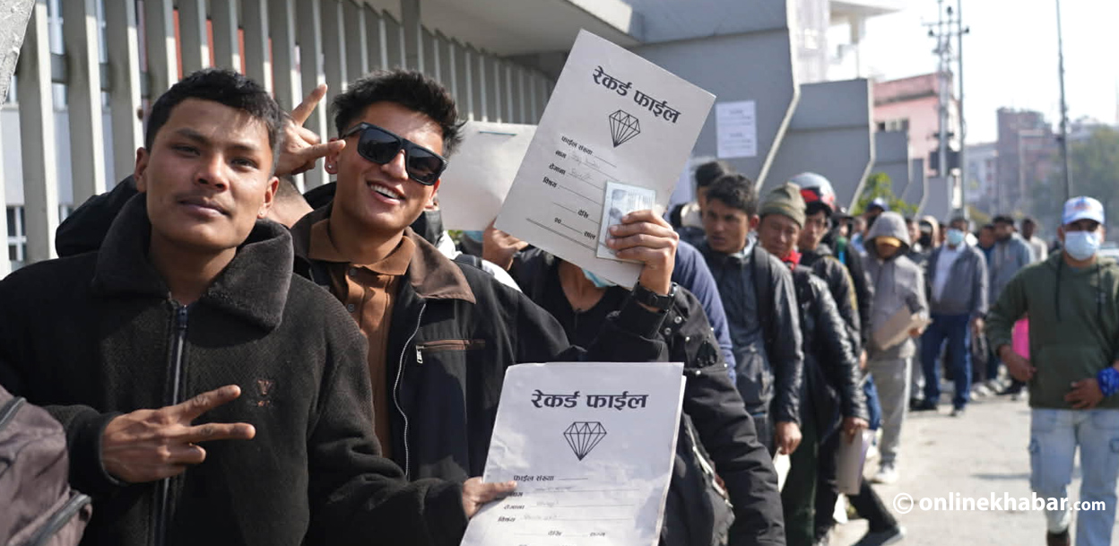 निर्वाचन प्रहरी भर्नाका लागि दरखास्त दिनेको लाइन (तस्वीरहरू)