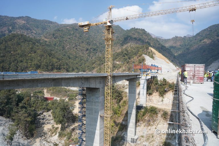 फास्ट ट्रयाकमा लोडरको ठक्करबाट चिनियाँ नागरिकको मृत्यु