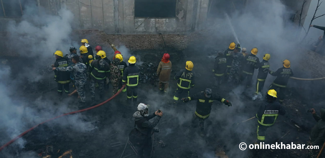 यसरी निभाइँदैछ गैरीगाउँमा लागेको काठ गोदामको आगो (तस्वीरहरू)