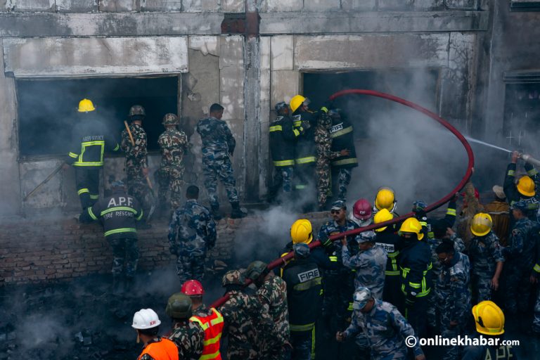 यसरी निभाइँदैछ गैरीगाउँमा लागेको काठ गोदामको आगो (तस्वीरहरू)