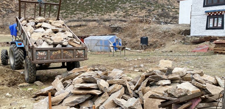 सडक नभएको छेकम्पारमा गुड्छन् स्कुटर र ट्र्याक्टर