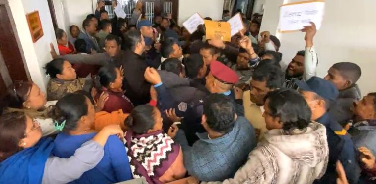 अध्यक्ष–उपाध्यक्षको झगडाले ग्रामथानमा आज पनि तनाव