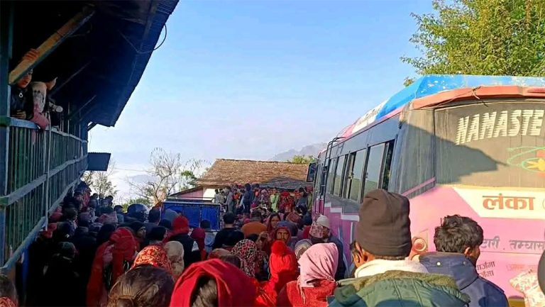 गुल्मीमा बसको ठक्करबाट मोटरसाइकलमा सवार २ जना घाइते