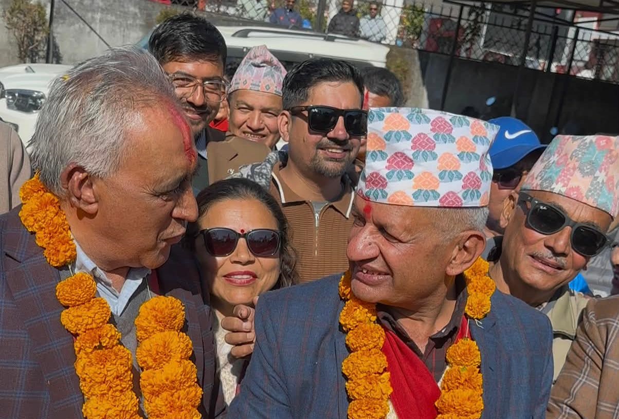 गुल्मी क्षेत्र नम्बर-१ मा उम्मेदवारहरूबीच खुशी साटासाट