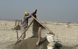 महाकालीको बगरमा बालुवा छानेर जीविका चलाउनेहरू