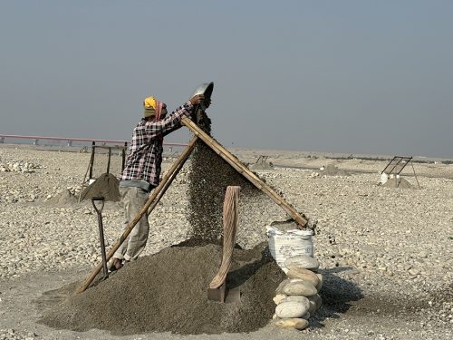 महाकालीको बगरमा बालुवा छानेर जीविका चलाउनेहरू