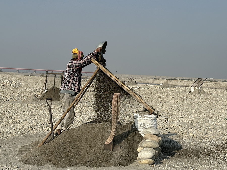 महाकालीको बगरमा बालुवा छानेर जीविका चलाउनेहरू