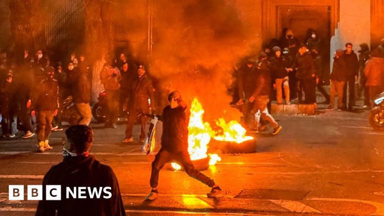 इरानको प्रदर्शन थप हिंसात्मक, सेनाले भन्यो- प्रदर्शनमा बच्चा नल्याउनू, गोली लागे गुनासो नगर्नू